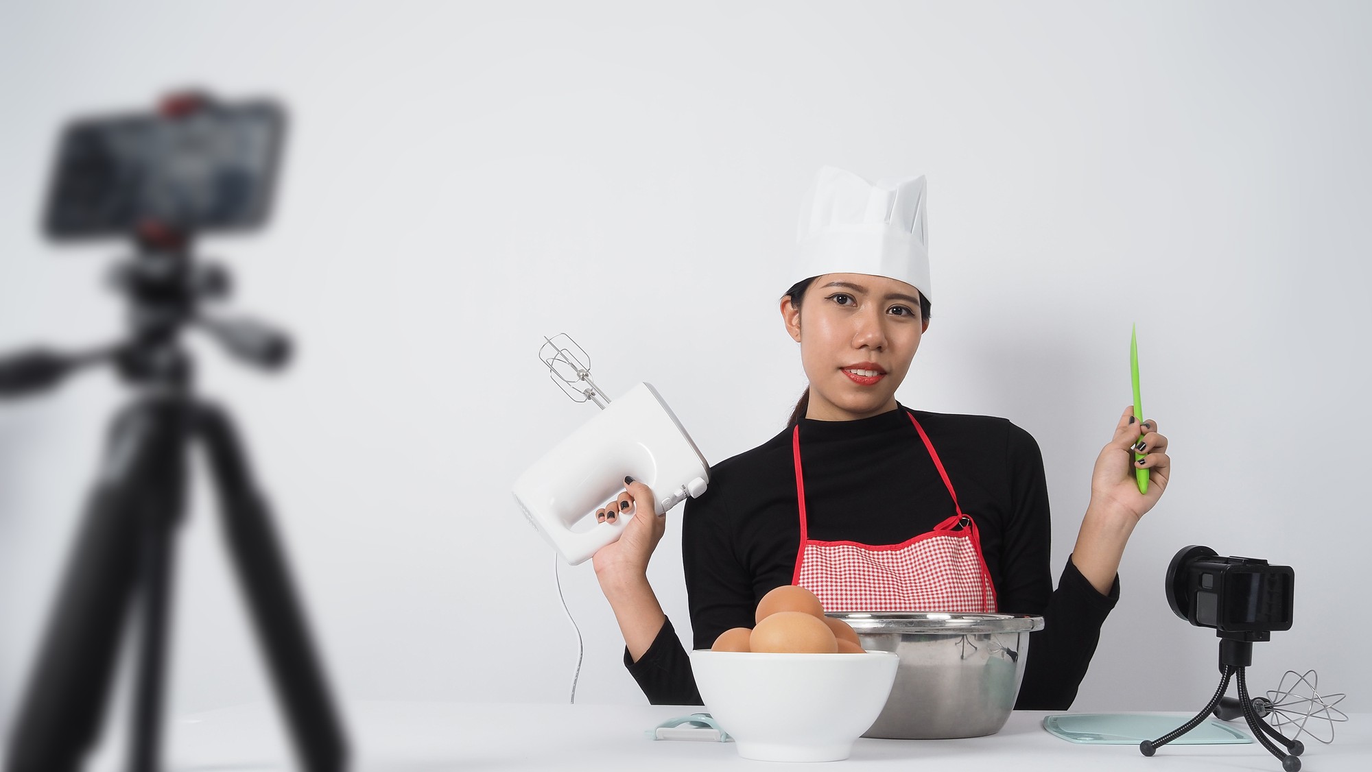 Chef che spiega tecniche davanti alla videocamera
